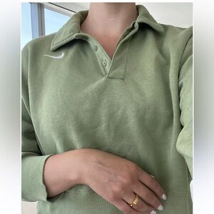 Green Nike phoenix cropped sweatshirt with a collar